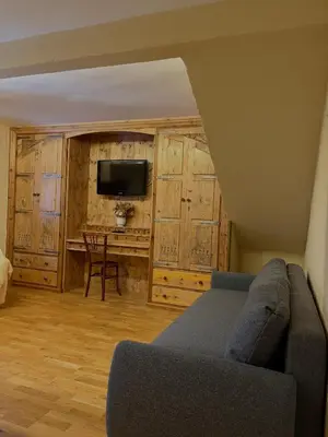 Una televisión o centro de entretenimiento en Hotel Vallibierna