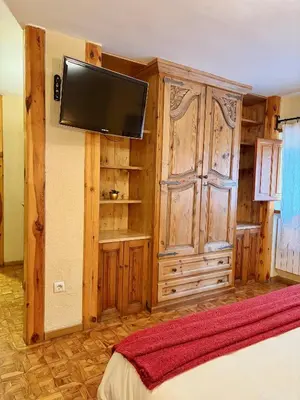 Una televisión o centro de entretenimiento en Hotel Vallibierna