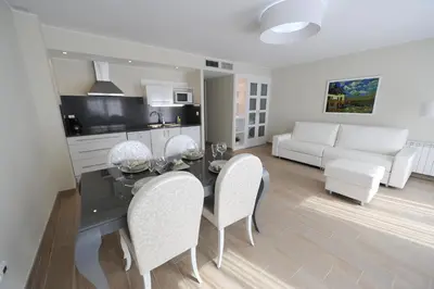 Una cocina o zona de cocina en Apartamentos Turísticos Mirablanc