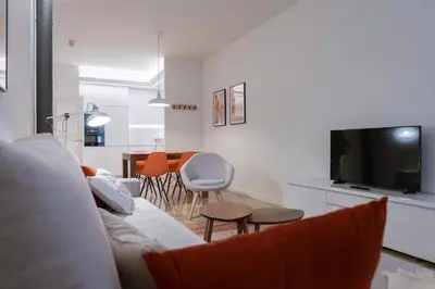 Una televisión o centro de entretenimiento en Dos Torres Exclusivos en Calle Alfonso I