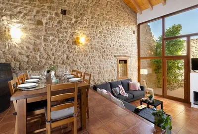 Zona de estar de Espacioso pajar con chimenea y BBQ en el Matarraña