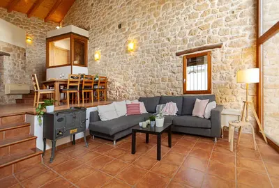 Zona de estar de Espacioso pajar con chimenea y BBQ en el Matarraña