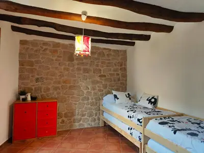 Cama o camas de una habitación en Espacioso pajar con chimenea y BBQ en el Matarraña