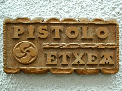 Certificado, premio, señal o documento que está expuesto en Apartamentos Pistolo