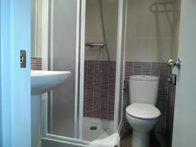 Un baño de Pensión Meson del Barro - Pamplonabeds