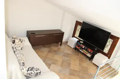 Una televisión o centro de entretenimiento en El Rincón de Doina