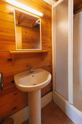 Un baño de Apartaments i Bungalows Càmping L'Orri del Pallars