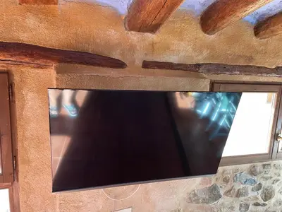 Una televisión o centro de entretenimiento en El Rinconcito
