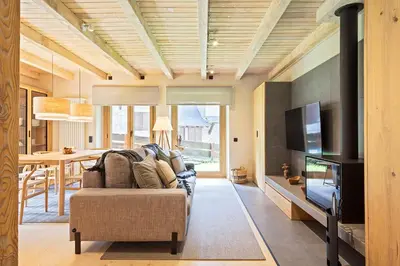 Una televisión o centro de entretenimiento en Luderna - Apartamento con jardín Crabera