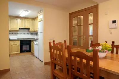 Una cocina o zona de cocina en Apartamentos Chuanon