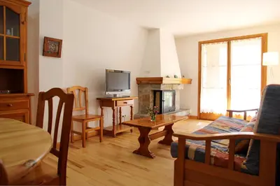 Una televisión o centro de entretenimiento en Apartamentos Los Tilos