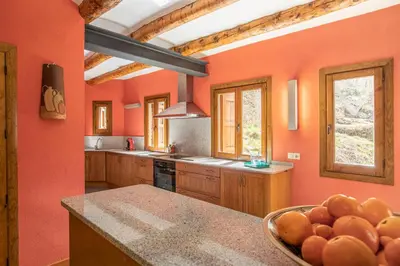 Una cocina o zona de cocina en Casa Mora Vall Fosca