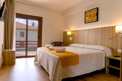 Cama o camas de una habitación en Hotel Boltaña Ordesa