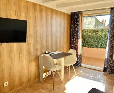 Una televisión o centro de entretenimiento en Apartament CORBATERA CIM apartaments