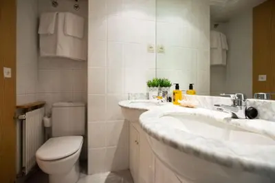 Un baño de Wood ✪ WiFi, terraza ✪ Ideal excursiones