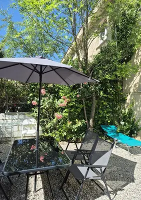 Jardín al aire libre en Cool Spacious studio semi basement Ideal for The camino
