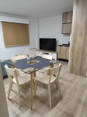 Una televisión o centro de entretenimiento en Apartamentos El Pilar