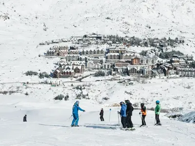 Bajo con terraza y vistas a las montaña en Formigal en invierno