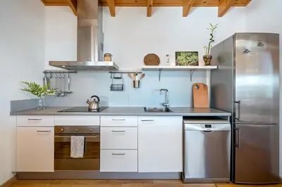 Una cocina o zona de cocina en Casa nórdica en el bosque con vistas al mar