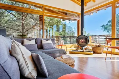 Zona de estar de Casa nórdica en el bosque con vistas al mar
