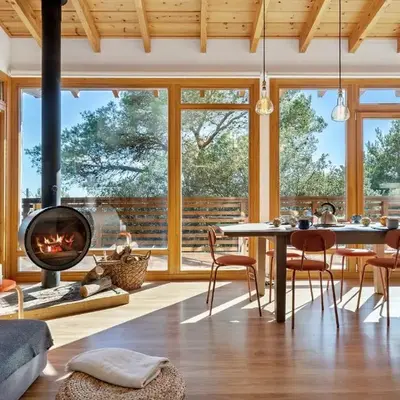 Casa nórdica en el bosque con vistas al mar
