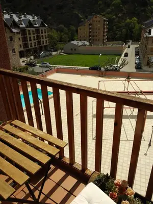 Un balcón o terraza de Apartamento dúplex acogedor con piscina en Rialp
