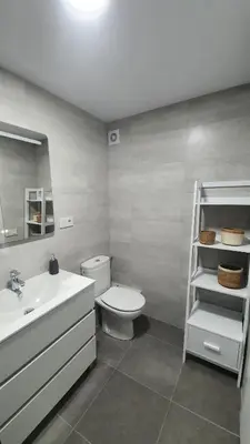 Un baño de Xia Apartaments con acceso a piscina