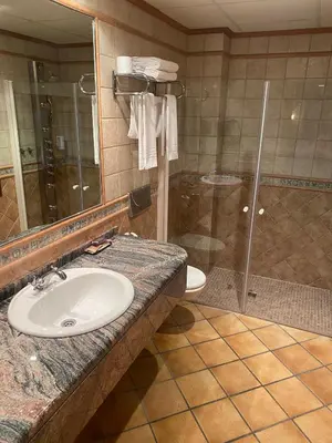Un baño de HOTEL EL CASTELL