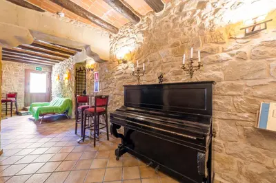 Una televisión o centro de entretenimiento en HOTEL EL CASTELL