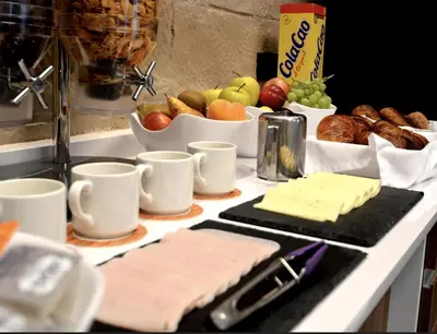 Comida en o cerca de este hotel