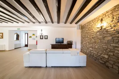Una televisión o centro de entretenimiento en Casa Unzué Turismo Rural