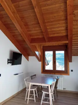 Una televisión o centro de entretenimiento en Apartamentos nuevos con encanto Fio de Neu