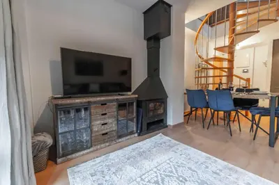 Una televisión o centro de entretenimiento en LOIRA CASA SANCHINES: Cálido dúplex en Benasque
