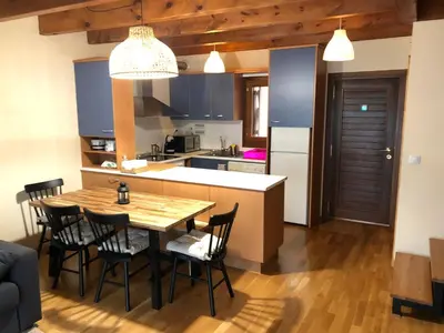 Una cocina o zona de cocina en Casa adosada familiar con jardín y piscina