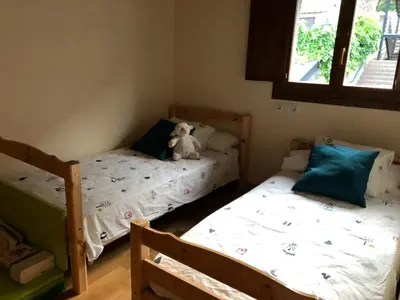 Cama o camas de una habitación en Casa adosada familiar con jardín y piscina