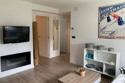 Una televisión o centro de entretenimiento en Loft con 2 habitaciones recién reformado.