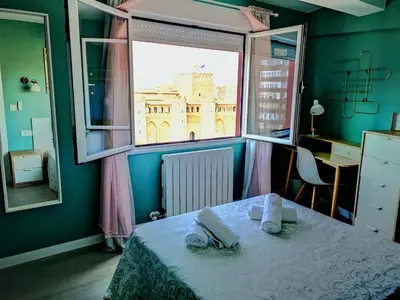 Cama o camas de una habitación en La balconada de la Aljafería con parking privado