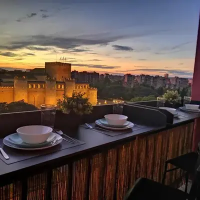 La balconada de la Aljafería con parking privado