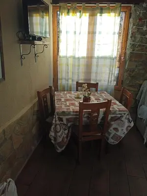 Una televisión o centro de entretenimiento en La Remulla