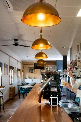 Un restaurante o sitio para comer en Hostal El Trillero