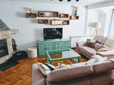Una televisión o centro de entretenimiento en Alojamiento Mundarrey Bïescas