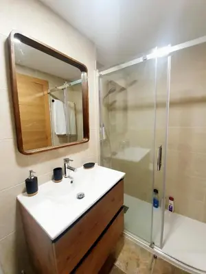 Un baño de Alojamiento Mundarrey Bïescas