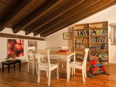 Biblioteca en el chalet de montaña