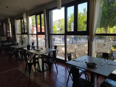 Un restaurante o sitio para comer en HOTEL RURAL El ZAMACÉN