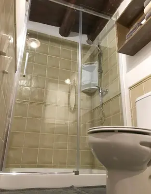 Un baño de Arties Centro 2 habitaciones, exclusivo familias