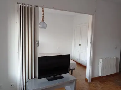 Una televisión o centro de entretenimiento en Luminoso, céntrico y silencioso apartamento