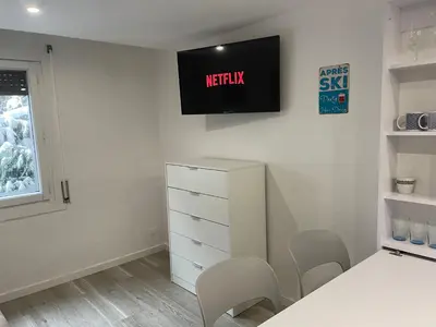 Una televisión o centro de entretenimiento en Baqueira 1500 (pie pista). Edificio Bonaigüa