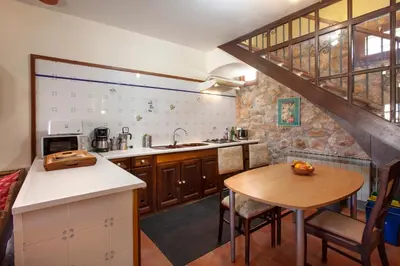 Una cocina o zona de cocina en Aaccent Prenafeta Montblanc