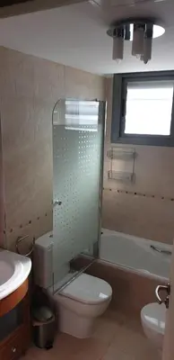 Un baño de Chalet adosado entero, bbq y piscina comunitaria