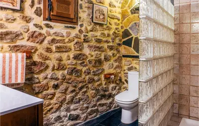 Un baño de 2 Bedroom Beautiful Home In Montalbán